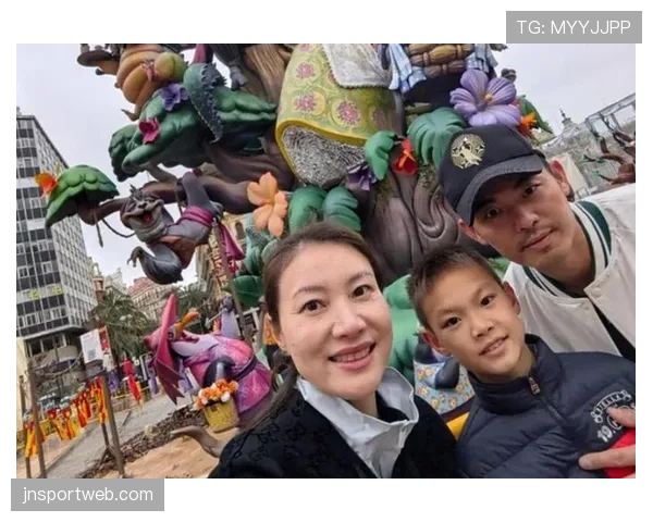 谢杏芳抱娃像隔壁阿姨，画面一角的包和豪车把我看懵了
